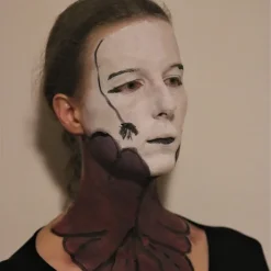 Halloween-Werbegeschäft -Mittelalter Mode Geschaft epic effect make up burgunder 1